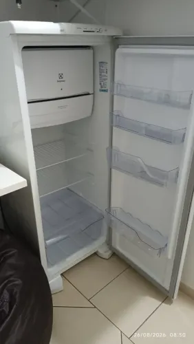 GELADEIRA ELETROLUX, CYCLE DEFROST 240 L DEGELO PRÁTICO UMA PORTA ,POUCO USO