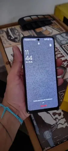 Celular com um pequeno trinco na parte inferior 