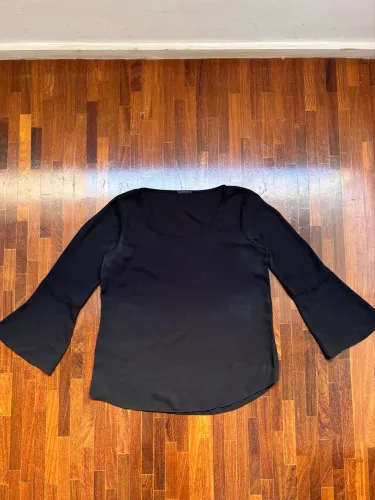 Blusa feminina preta da marca Costume - tamanho M