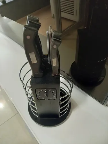 Faqueiro rotativo decorativo com timer, facas e lima (amolador)