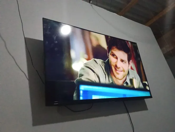 Tv, grande e a imagem limpa