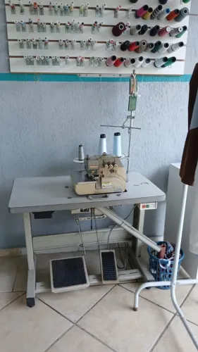 Máquina de costura overlock