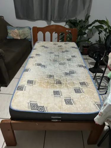 Vende-se Duas Camas de solteiro com colchão 