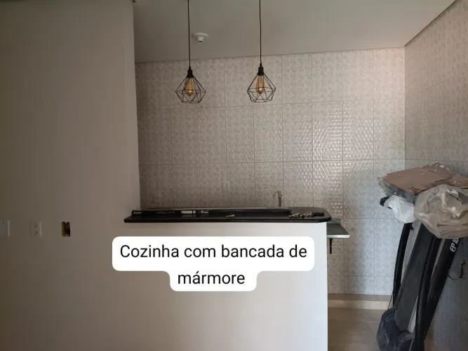 Alugo casa em primeiro andar