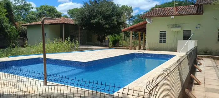 Você procura um sitio bem cuidado com piscina, pomar maravilhoso, terra boa para plantio? 