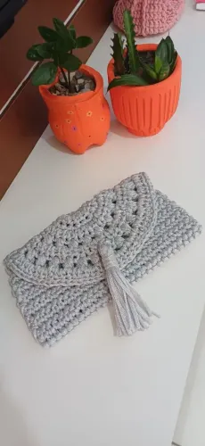 Trabalho com bolsas em croche, roupas , pulseira, cordão, suplantar e varios