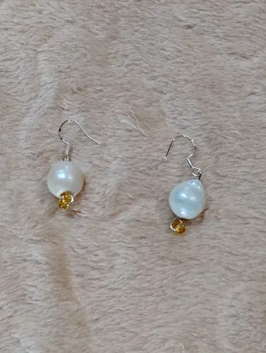 Brincos de prata com pérolas naturais.