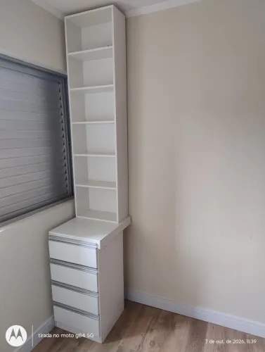 Estante de livros com gaveteiro