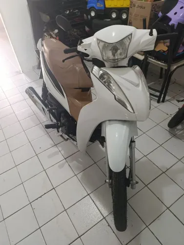 Moto muito conservada. Só pega e andar. Nota fiscal em maos
