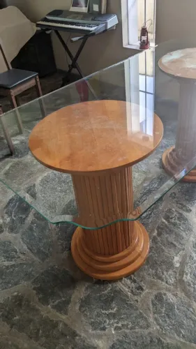 Mesa de jantar tampo de vidro com bases de coluna em madeira
