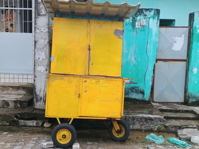Uma carroça com três pneus dê rolamento 