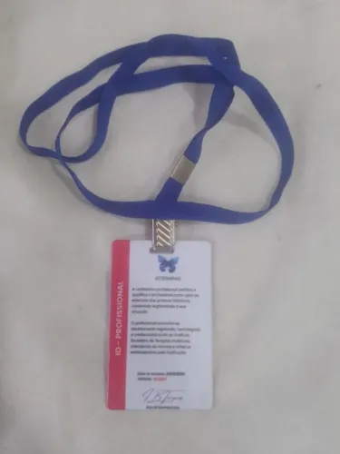 crachá frente e verso em polímero com cordão cor azul