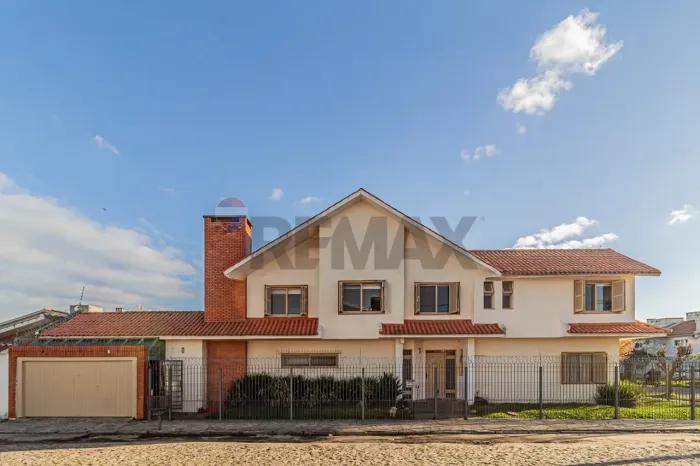 CASA 236m² - 3 DS COM LAREIRA, CHURRASQUEIRA E PISCINA - 3 VAGAS COBERTAS - ZONA NORTE EM