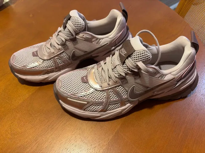Tênis Nike V2K Run Feminino 37