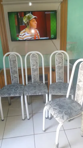 Mesa toda de mármore com 4 cadeiras comprada menos de 1 ano e em perfeita condições