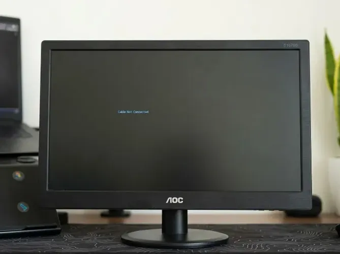 Monitor AOC 15.6" LED Usb / VGA (e1670Swu / e1670Swm) - Perfeito Estado / Super Compacto
