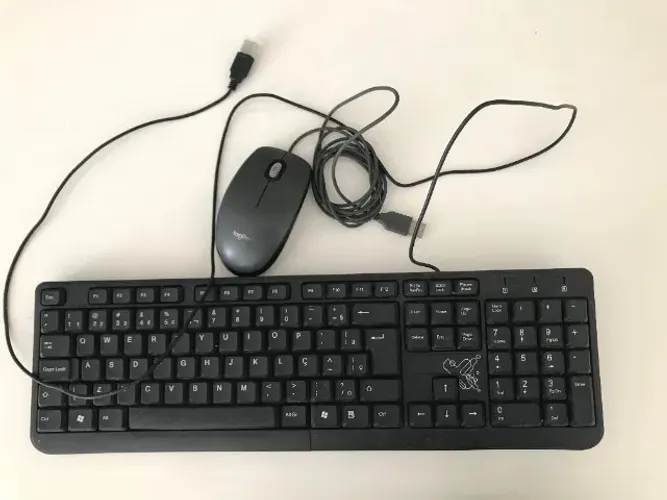 Teclado usado (precisa testar) o mouse não é o da foto mas funciona.