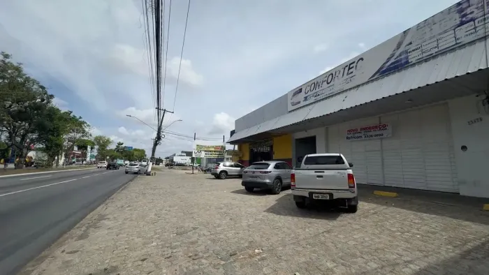 Excelente galpão comercial na Av. Durval de Góes Monteiro!