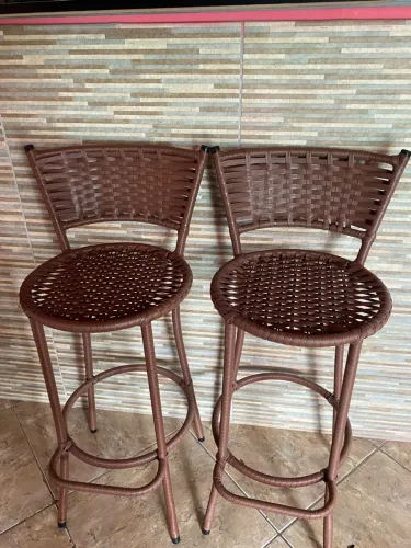 Par de Banquetas Altas Marrons com Encosto e Apoio para os Pés