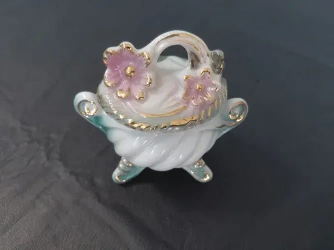 Porta-jóias vintage em forma de cestinho, adornado com flores rosa e detalhes em dourado