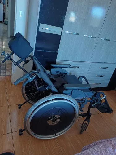 Cadeira de Rodas Ortomobil com apoio para cabeça