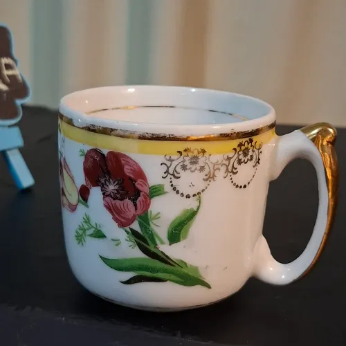 Xícara de Porcelana Antiga com Fios dourados e Desenho de Flor