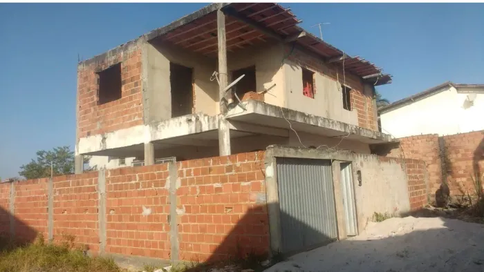 Vendo uma casa em Jaua com 2 andares 