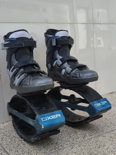 Kangoo Jump da marca Oxer, na cor cinza e azul, tamanho 38.
