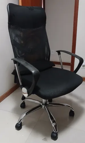 Cadeira executivo, com rodinhas e encosto reclinável regulável