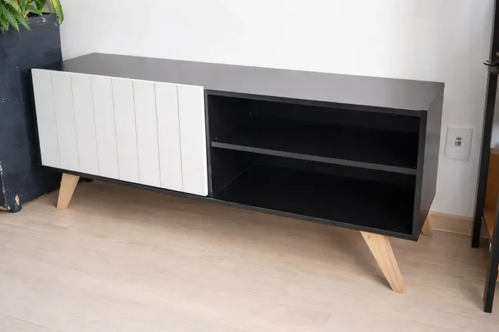 Rack preto com detalhes branco 