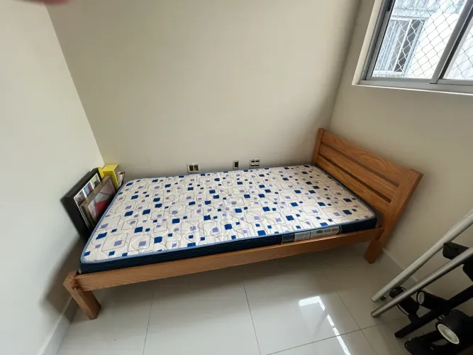 Cama de Solteiro de Madeira com colchão