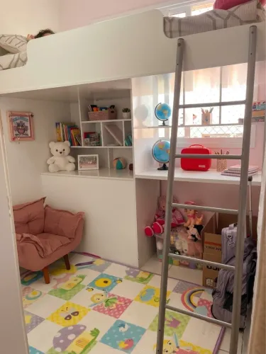 Vendo cama infantil com beliche e escrivaninha (já vai com o colchão)