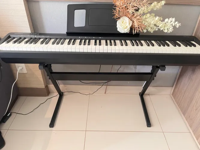 Piano Digital 88 teclas Roland FP-10 - Pouquíssimo Uso + mesa apoio