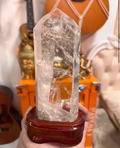 drusa de cristal natural 1,4kg lapidado com base de madeira