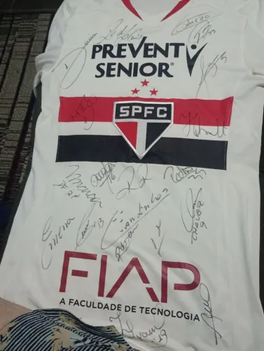 Camisa jogador São Paulo 2016 Maicon autografada por vários jogadores 
