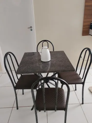 Mesa com 4 cadeiras