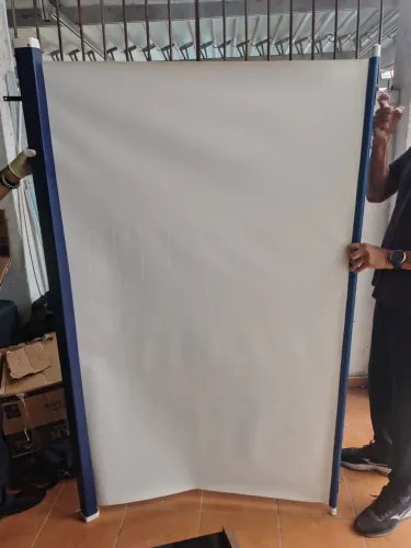 Tela De Projeção Retrátil Manual 130x175 cm - Perfeita Para Filmes E Apresentações