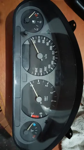 Vendo 2 Velocímetros BMW 325i 1992 cada 250.