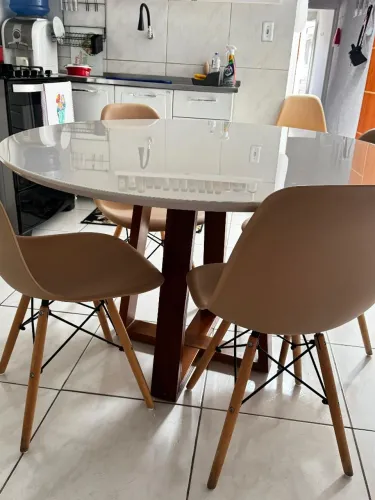VENDE-SE MESA DE 06 CADEIRAS SUPER CONSERVADA