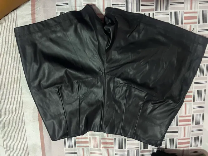Short preto estilo couro