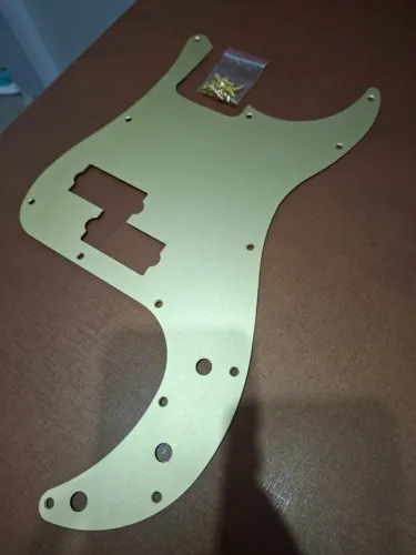 Escudo Baixo Precision Bass Alumínio Dourado