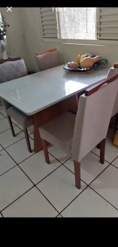 Mesa de jantar com 4 cadeiras