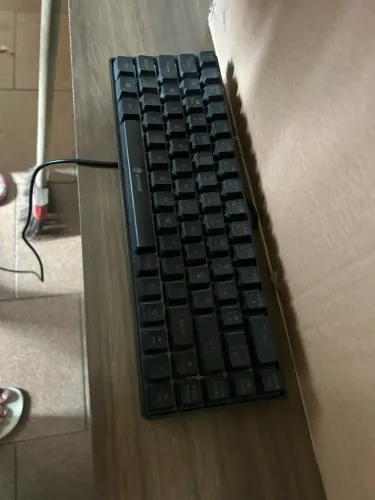 Teclado 60% e microfone para pc