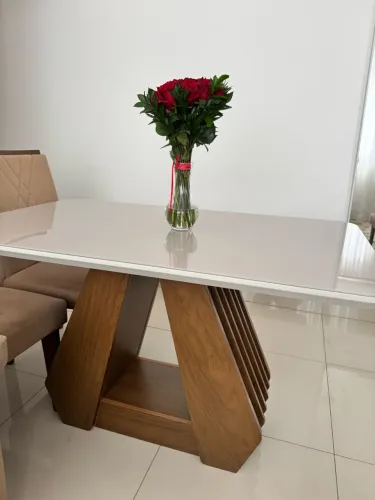 Mesa de Jantar com 4 Cadeiras -Sofisticação e Design Moderno