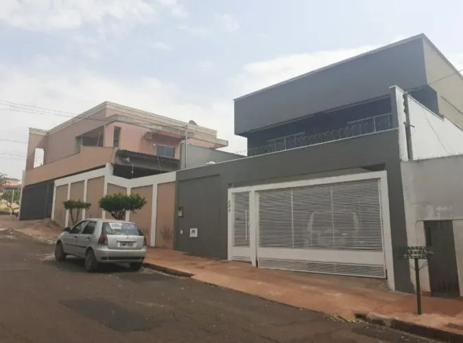  VENDO 2 lindos sobrados na área central. 
