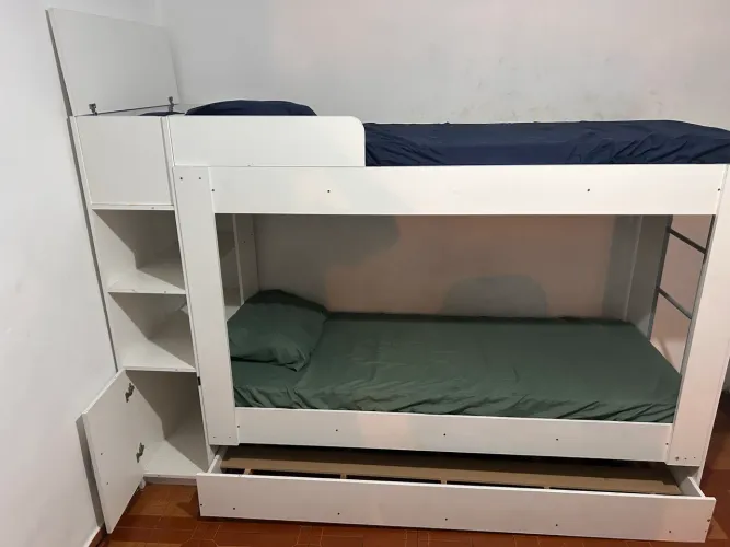 Cama beliche sem colchões  e armário de 3 portas 