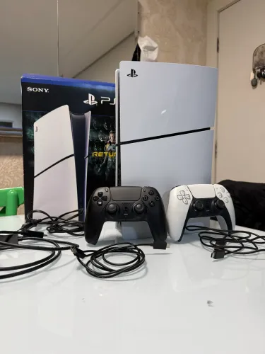 PS5 SLIM 1 TB + 2 controles