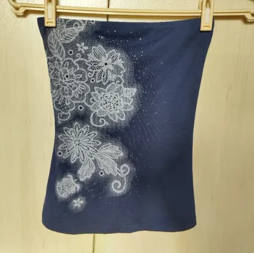 Blusa tomara que caia azul marinho florida e com brilho Colcci