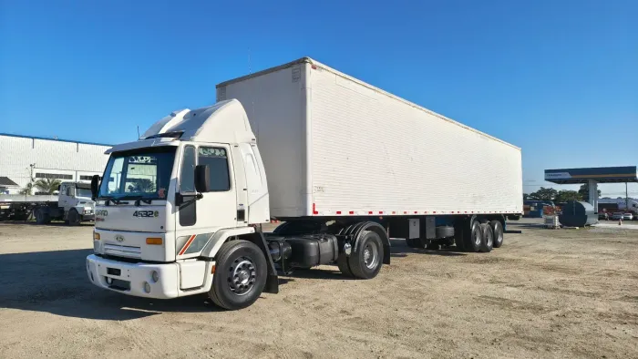 Ford Cargo 4532 + Carreta baú 28 paletes