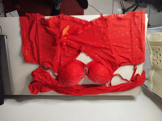 Espartilho vermelho com strass acompanha meias 